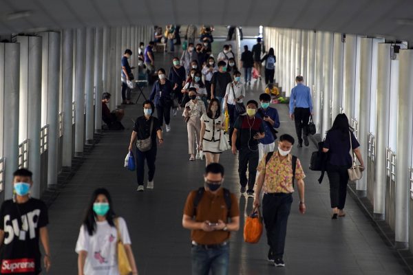 People wearing face masks as a measure to prevent the spread of the coronavirus disease (COVID-19) are seen at a train station in Bangkok, Thailand, 7 January 2021 (Photo: Reuters/Athit Perawongmetha).
