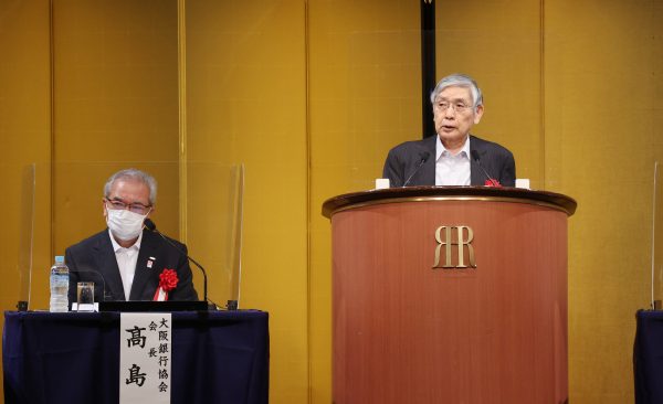 Haruhiko Kuroda (R), Governor Bank of Japan, delivers his speech about a monetary policy at Kasai business leaders in Osaka Prefecture. 26 September 2022 (Photo: Reuters/The Yomiuri Shimbun).