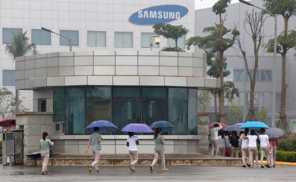 Employees make their way to work at the Samsung factory in Thai Nguyen province, north of Hanoi, Vietnam, 13 October 2016 (PHOTO: Nguyen Huy Kham via Reuters Connect).