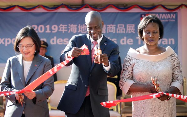 Taiwan's President Tsai Ing-wen, Haiti's former president Jovenel Moise and former first lady Martine Marie Etienne Joseph cut the ribbon of an exhibition of Taiwanese products in Port-au-Prince, Haiti 13 July, 2019 (Photo: Reuters/Andres Martinez Casares).