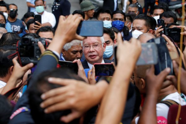 Former Malaysian Prime Minister Najib Razak speaks to journalists outside the Federal Court during a court break in Putrajaya, Malaysia, 23 August 2022 (Photo: Reuters/Lai Seng Sin).