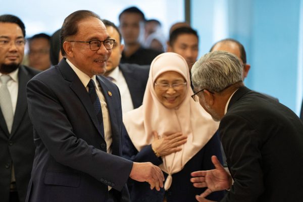 Malaysia's Prime Minister Anwar Ibrahim and his wife Wan Azizah Ismail are greeted by parliament staff as they arrive at Parliament House in Kuala Lumpur, Malaysia, 19 December 2022. (Photo: REUTERS/Vincent Thian/Pool)