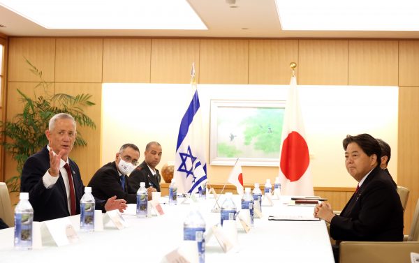 Israeli Deputy Prime Minister and Defense Minister Benjamin Gantz talks with Japanese Foreign Minister Yoshimasa Hayashi, Tokyo, 30 August 2022 (Photo: Reuters/Yoshio Tsunoda).