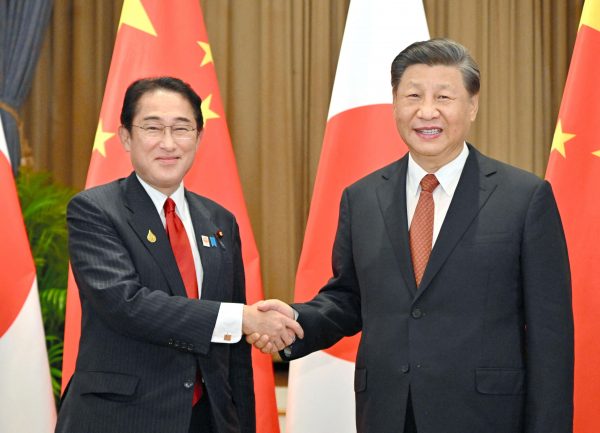 Japanese Prime Minister Fumio Kishida meets Chinese President Xi Jinping on the sidelines of the 2022 APEC Summit, Bangkok, Thailand, 17 November 2022 (Photo: Reuters)