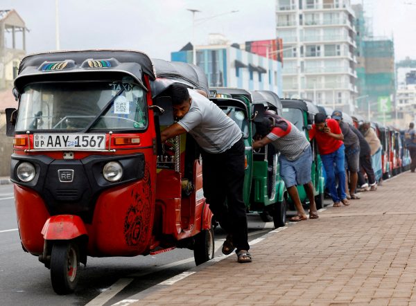 Drivers push auto rickshaws in a line to buy petrol from a fuel station amid Sri Lanka's economic crisis, in Colombo, Sri Lanka, 29 July 2022 (Photo: Reuters/Kim Kyung-Hoon).