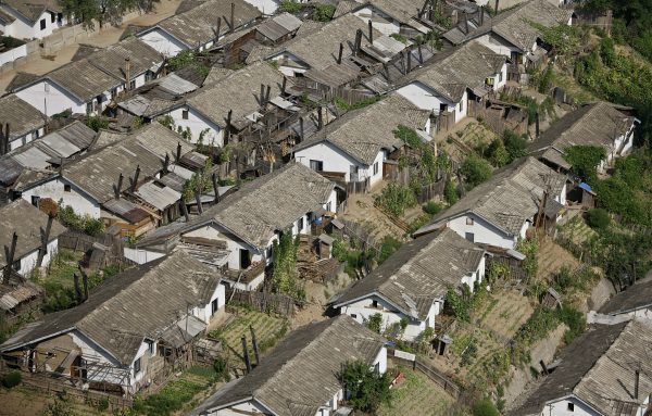 Residential houses and farmlands are seen on the banks of Yalu River in North Korean city of Manpo, Chagang province, 16 August 2014 (Photo: Reuters/Jacky Chen).
