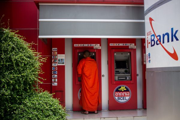 A Buddhist monk stands in front of an i-Bank ATM, Vientiane, Laos, 7 May, 2018 (Photo: Reuters/Martin Bertrand).