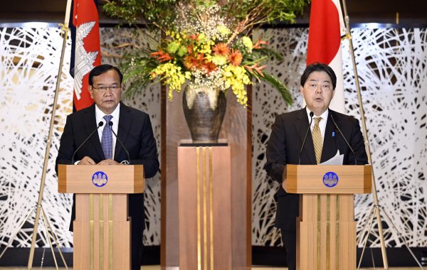 Japanese Foreign Minister Yoshimasa Hayashi (R) and his Cambodian counterpart, Prak Sokhonn (L) hold a joint press conference following their talks in Tokyo, Japan, 24 Jan 2023 (Photo: Reuters/(Kyodo)