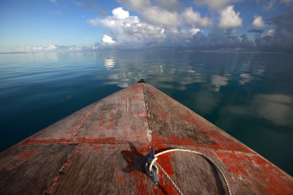 A boat floats in the lagoon near Bikeman islet, Kiribati, 25 May, 2013 (Photo: Reuters/David Gray).
