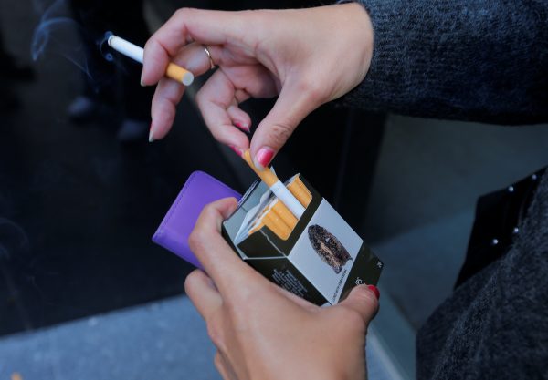 A smoker with a pack of cigarettes featuring Australia's restrictive tobacco packaging, 5 May 2017 (Photo: Reuters/Jason Reed).