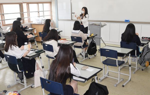 Students from a secondary school in class, Seoul, South Korea 20 May, 2020 (Photo: Reuters/Nam Sang Hyun).