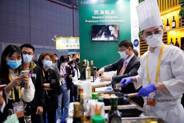 A chef cooks Australian lobster at at an Australia's food booth at the third China International Import Expo (CIIE) in Shanghai, China, 6 November 2020 (Photo: Reuters/Aly Song