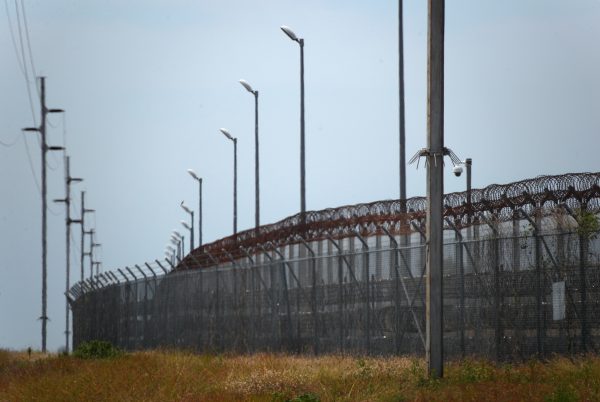 A security fence surrounds the ExxonMobil PNG Limited operated Liquefied Natural Gas (LNG) plant at Caution Bay, located on the outskirts of Port Moresby, Papua New Guinea, 19 November 2018 (Photo: REUTERS/David Gray).