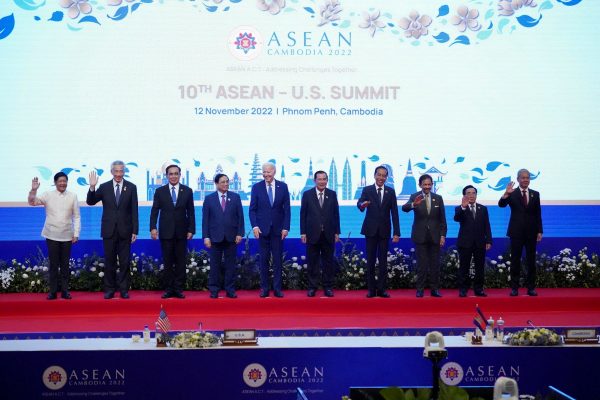 US President Joe Biden, Singapore's Prime Minister Lee Hsien Loong, Cambodia's Prime Minister Hun Sen, Philippines' President Bongbong Marcos, Thailand's Prime Minister Prayut Chan-o-cha, Vietnam's Prime Minister Pham Minh Chinh, Bruneian Sultan Hassanal Bolkiah, Indonesia's President Joko Widodo, Laos' Prime Minister Phankham Viphavanh and Malaysian Speaker of the House of Representatives Azhar Azizan Harun pose for a group photo during the ASEAN summit held in Phnom Penh, Cambodia, 12 November 2022 (Photo: Reuters/Cindy Liu).