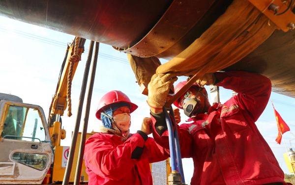 Construction workers work on the Power of Siberia gas pipeline Qinhuangdao section in Qinhuadao city, north China's Hebei province, 22 April 2020. (Photo: Reuters)