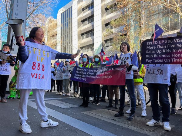 Chinese migrants protest against Australia's policy shift on the investment visa scheme, as they march outside the Australian Broadcasting Corporation office in Sydney, Australia, 16 June 2023 (Photo: Reuters/Stella Qiu).