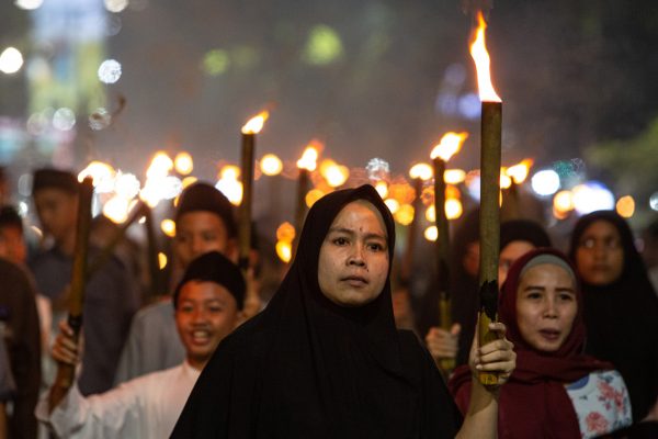 Muslim hold torches and sing an Islamic song as they parade to welcome the Islamic New Year in Jakarta, Indonesia, 18 July 2023 (Photo: Reuters/Afriadi Hikmal).