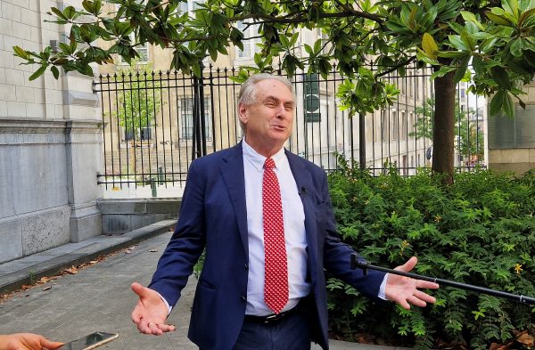 Australian Trade Minister Don Farrell addresses reporters in a park, Brussels, Belgium, 11 July 2023 (Photo: Reuters/Phil Blenkinsop).
