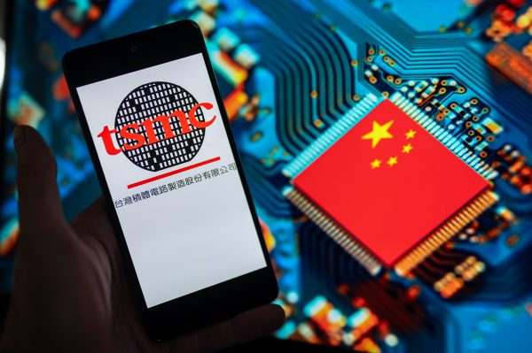 TSMC (Semiconductor Manufacturing Company) logo displayed on a smartphone with China flag seen in the background in Brussels, Belgium, 10 August 2023 (Photo: Reuters/Jonathan Raa).