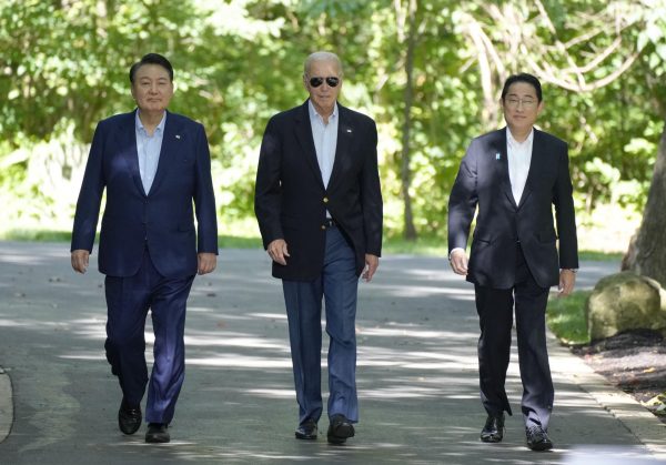 Japanese Prime Minister Fumio Kishida, US President Joe Biden (C) and South Korean President Yoon Suk Yeol walk to a joint press conference at Camp David on 18 August 2023. (Photo: Reuters/Kyodo)