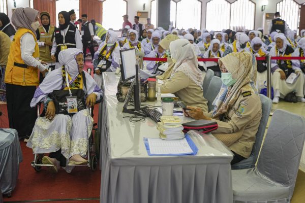 Officer gives assistance to Muslim pilgrims to receive medical check ups before leaving for the annual Hajj pilgrimage, Indonesia, 23 May 2023, (Photo: Reuters)