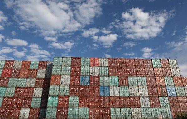 Containers piled up at Port Botany facilities in Sydney, Australia, 6 February 2018 (Photo: Reuters/Daniel Munoz).