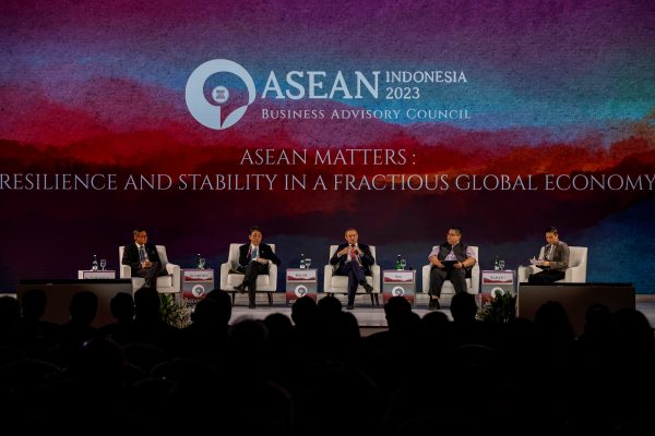 Roger Cook, the Premier of Western Australia, speaks, as Sandiaga Uno, Indonesia's Minister of Tourism and Creative Economy, Kunihiko Hirabayashi, Secretary General of ASEAN Japan Centre, Piti Srisangnam, Executive Director of ASEAN Foundation, and the moderator Rahayu Saraswati, listen, during a plenary at the ASEAN Business and Investment Summit in Jakarta, Indonesia, 3 September 2023 (Photo: Reuters/Willy Kurniawan).