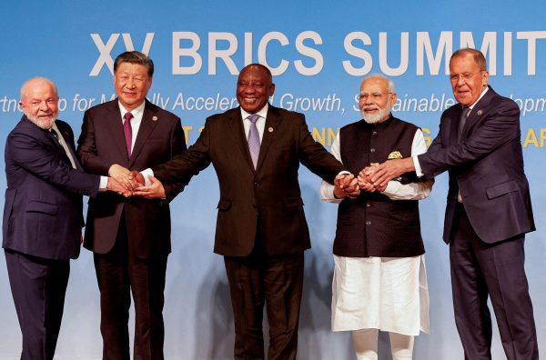 President of Brazil Luiz Inacio Lula da Silva, President of China Xi Jinping, South African President Cyril Ramaphosa, Prime Minister of India Narendra Modi and Russia's Foreign Minister Sergei Lavrov pose for a BRICS family photo during the 2023 BRICS Summit at the Sandton Convention Centre in Johannesburg, South Africa, 23 August 2023 (Photo: Reuters/Gianluigi Guercia).