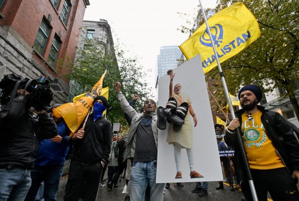 Demonstrators holding flags and signs protest outside India's consulate, a week after Canada's Prime Minister Justin Trudeau raised the prospect of New Delhi's involvement in the murder of Sikh separatist leader Hardeep Singh Nijjar, in Vancouver, British Columbia, Canada, 25 September 2023 (Photo: Reuters/Jennifer Gauthier).