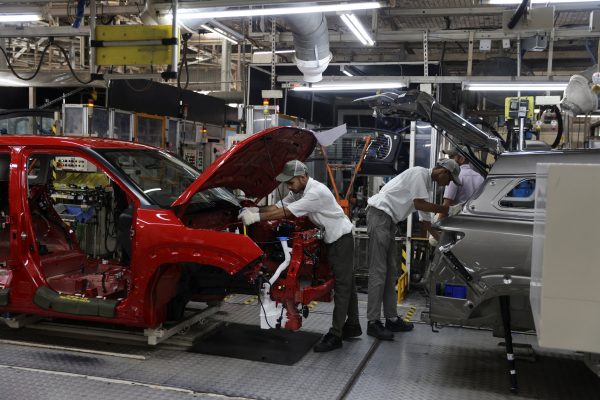 Employees assemble different parts onto a car panel at the manufacturing plant of Maruti Suzuki in Manesar, in the northern state of Haryana, India, 26 September 2023 (Photo: Reuters/Anushree Fadnavis).