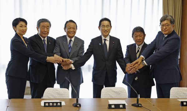 Prime minister and Liberal Democratic Party President Fumio Kishida poses for a photo with other LDP executives in Tokyo. 13 September 2023 (Photo:REUTER/Kyodo)