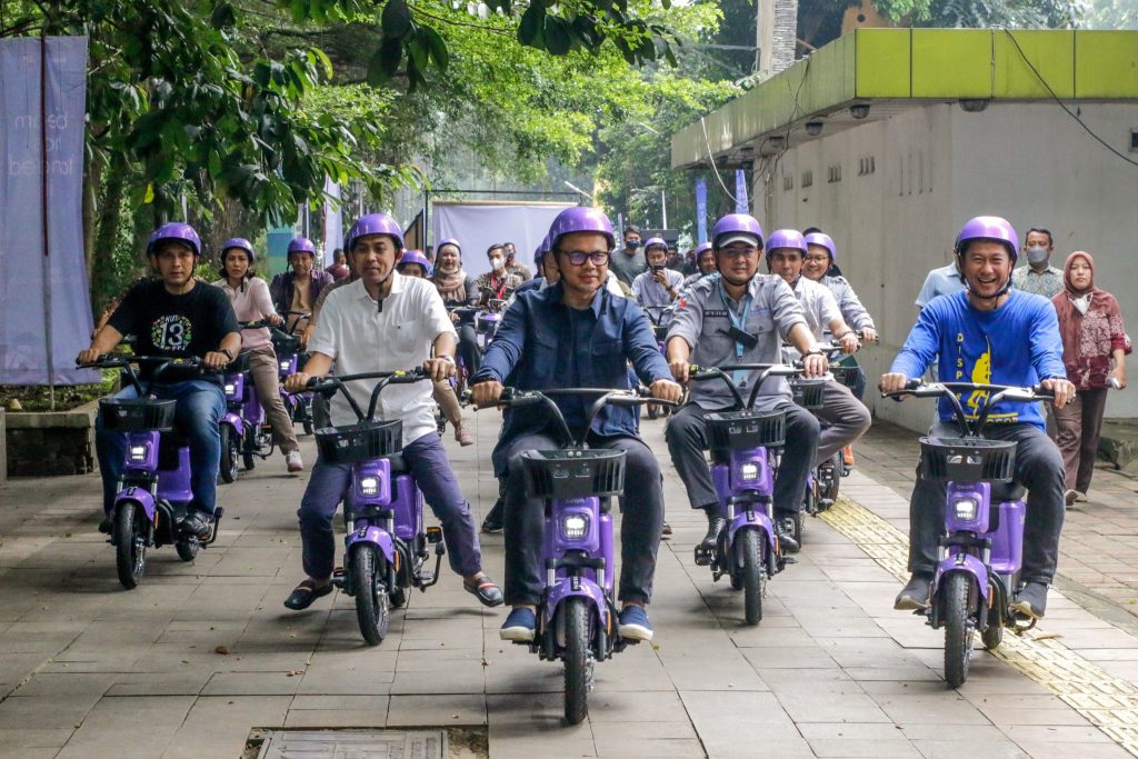 Mayor of Bogor, Bima Arya, rides an electric bicycle in Bogor, Indonesia, 23 September 2022 (Photo: Reuters/Andi M Ridwan).