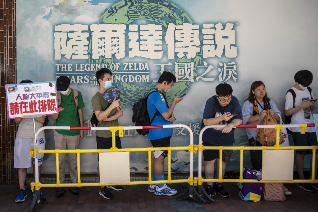 People lining up outside a shopping mall to purchase discounted items during a mall promotion on 23 August 2023 in Hong Kong, China (Photo: Reuters/Vernon Yuen).