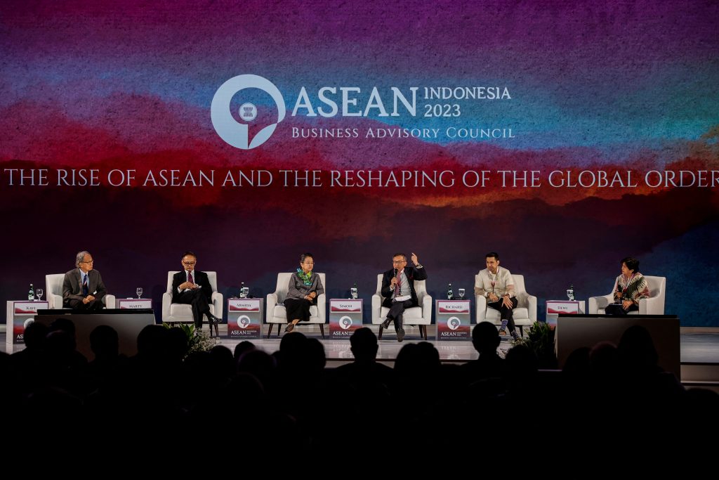Simon Tay, Chairman of Singapore Institute of International Affairs (SIIA), speaks, as Kavi Chongkittavorn, Senior Communications Advisor Economic Research Institute for ASEAN and East Asia (ERIA), Marty Natalegawa, Former Indonesian Minister of Foreign Affairs, Armida Salsiah Alisjahbana, Under-Secretary-General of the United Nations Executive Secretary of United Nations Economic and Social Commission for Asia and the Pacific (UNESCAP), Richard Heydarian, Global columnist, academic and policy adviser, and Senior Lecturer at the University of the Philippines, and the moderator Dewi Fortuna Anwar, Chairman and Member of the Board of Directors for The Habibie Center, listen, during a plenary at the ASEAN Business and Investment Summit, in Jakarta, Indonesia, 3 September 2023 (Photo: Reuters/Willy Kurniawan).