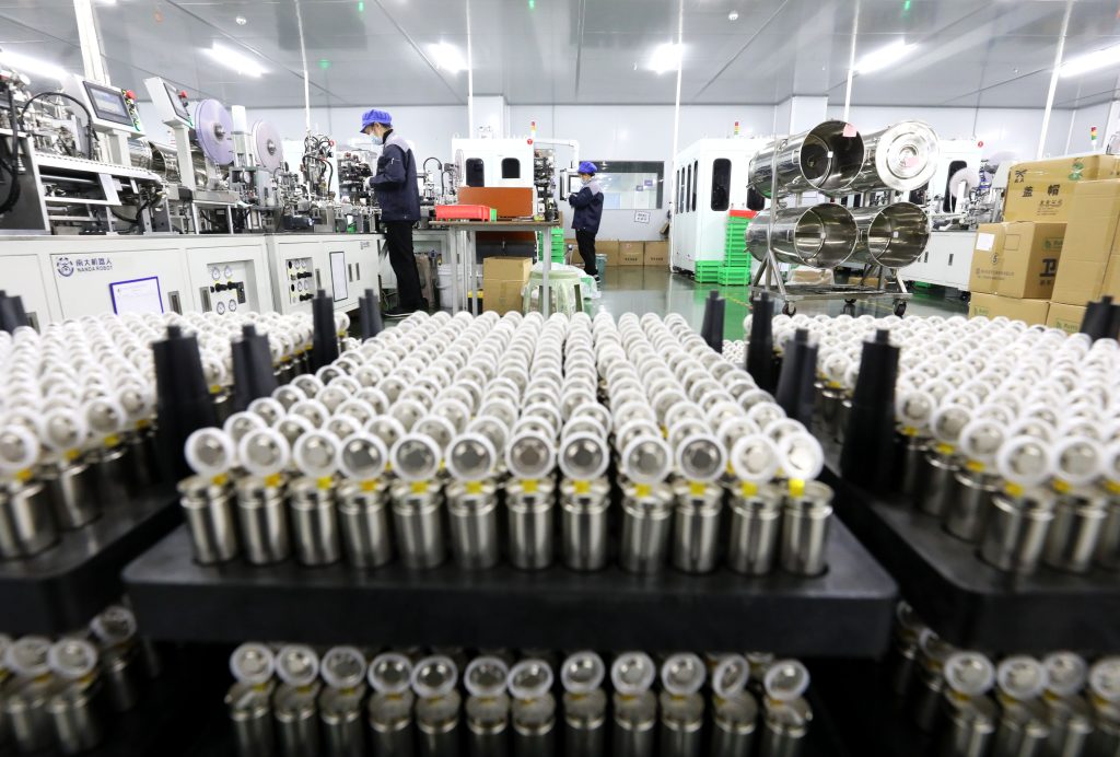 Employees work on the production line of lithium battery at a workshop in Huaibei, Anhui Province, China, December 2, 2023 (Photo: Reuters/Li Xin).
