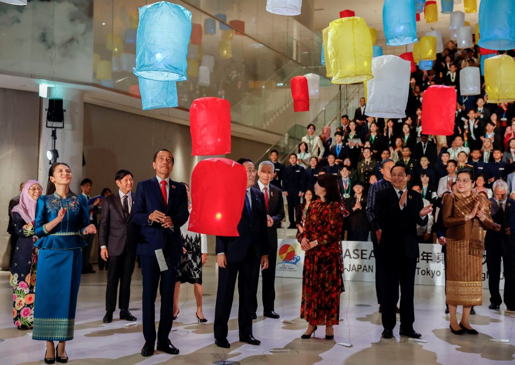 Leaders from ASEAN nations and their spouses release paper lanterns into the air with students fromASEAN countries during a pre-Gala commemorative lighting ceremony for the ASEAN–Japan commemorative summit meeting in Tokyo, Japan, 17 December 2023 (Photo: Issei Kato/Pool via Reuters).