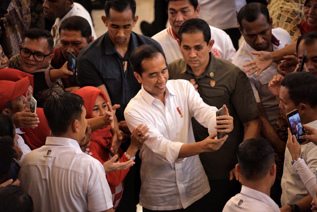 Indonesia's President Joko Widodo takes selfies with supporters following meet forum Jokowi supporters in Bogor, West Java, Indonesia on 16 September 2023 (Photo: Reuters/Ryan Maulana).