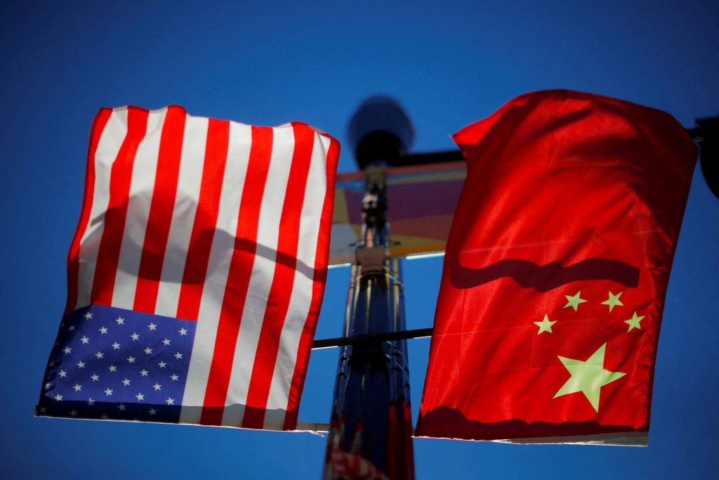 The flags of the United States and China fly from a lamppost in the Chinatown neighborhood of Boston, Massachusetts, United States, 1 November 2021 (Photo: Reuters/Brian Snyder).