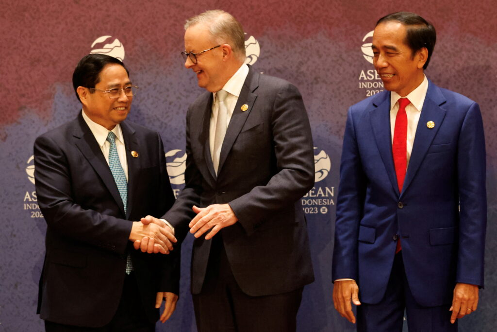 Vietnam's Prime Minister Pham Minh Chinh shakes hands with Australia's Prime Minister Anthony Albanese, next to Indonesian President Joko Widodo, before a family photo session prior to the start of the ASEAN-Australia Summit, as part of the 43rd ASEAN Summit, in Jakarta, Indonesia, 7 September 2023 (Photo: Reuters/Willy Kurniawan).
