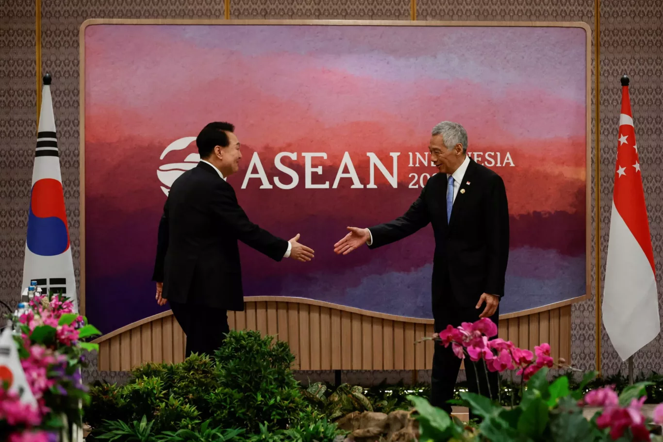 South Korean President Yoon Suk Yeol shakes hands with Singapore's Prime Minister Lee Hsien Loong at the 43rd ASEAN Summit, Jakarta, Indonesia, 7 September 2023 (Photo: Reuters/Willy Kurniawan).