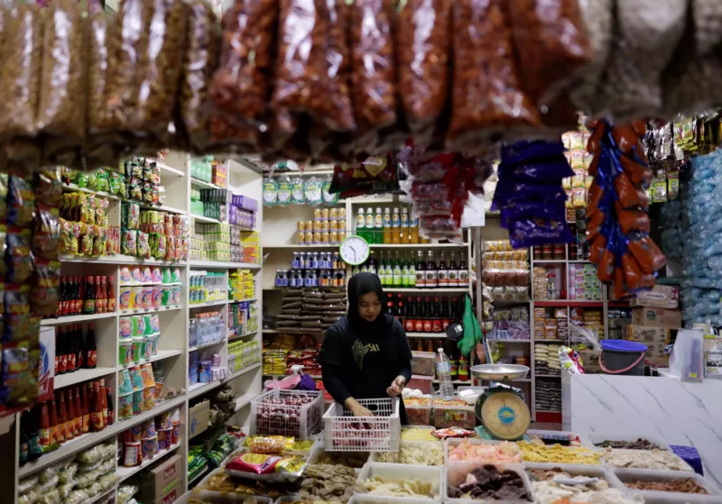 A shopkeeper sorts goods at a grocery shop in Kuala Lumpur, Malaysia, 13 October 2023 (Photo: Reuters/Hasnoor Hussain).