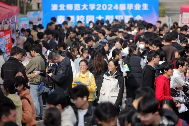 College students at a spring job fair at the Xiangshan campus of Huaibei Normal University, Huaibei, China, 21 March 2024 (Photo by Costfoto via Reuters/NurPhoto).