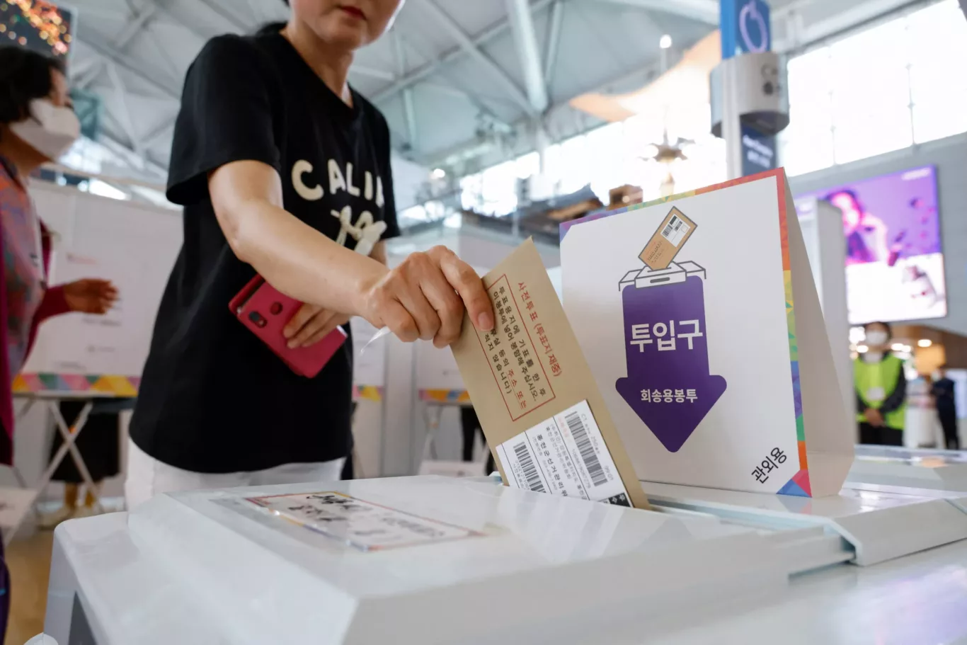 A woman cast an early vote for the 22nd parliamentary election at Incheon International Airport in Incheon, South Korea, 5 April 2024 (Photo: Reuters/Kim Soo-hyeon).