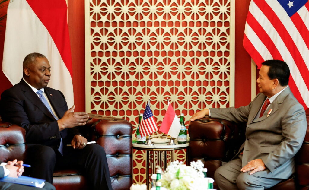 US Secretary of Defense Lloyd Austin talks with Indonesia's then Defense Minister Prabowo Subianto on the sidelines of the ASEAN Defense Ministers’ Meeting, Jakarta, Indonesia, 16 November 2023 (Photo:Reuters/Willy Kurniawan).