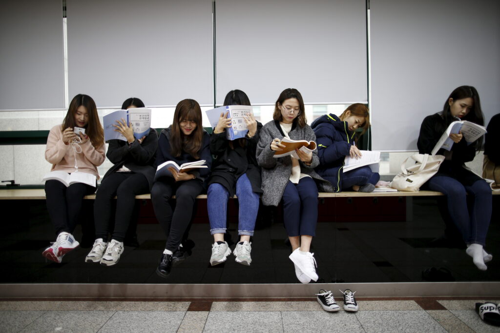 Students majoring in nursing prepare for their final exam at Bucheon University in Bucheon, South Korea, 10 November 2015 (Photo: REUTERS/Kim Hong-Ji)