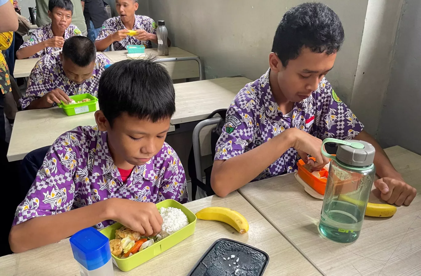 Students eat their meals during the trial of a free-lunch programme for students at a junior high school in Tangerang, on the outskirts of Jakarta, Indonesia, 29 February 2024 (Photo: REUTERS/Stefanno Sulaiman)