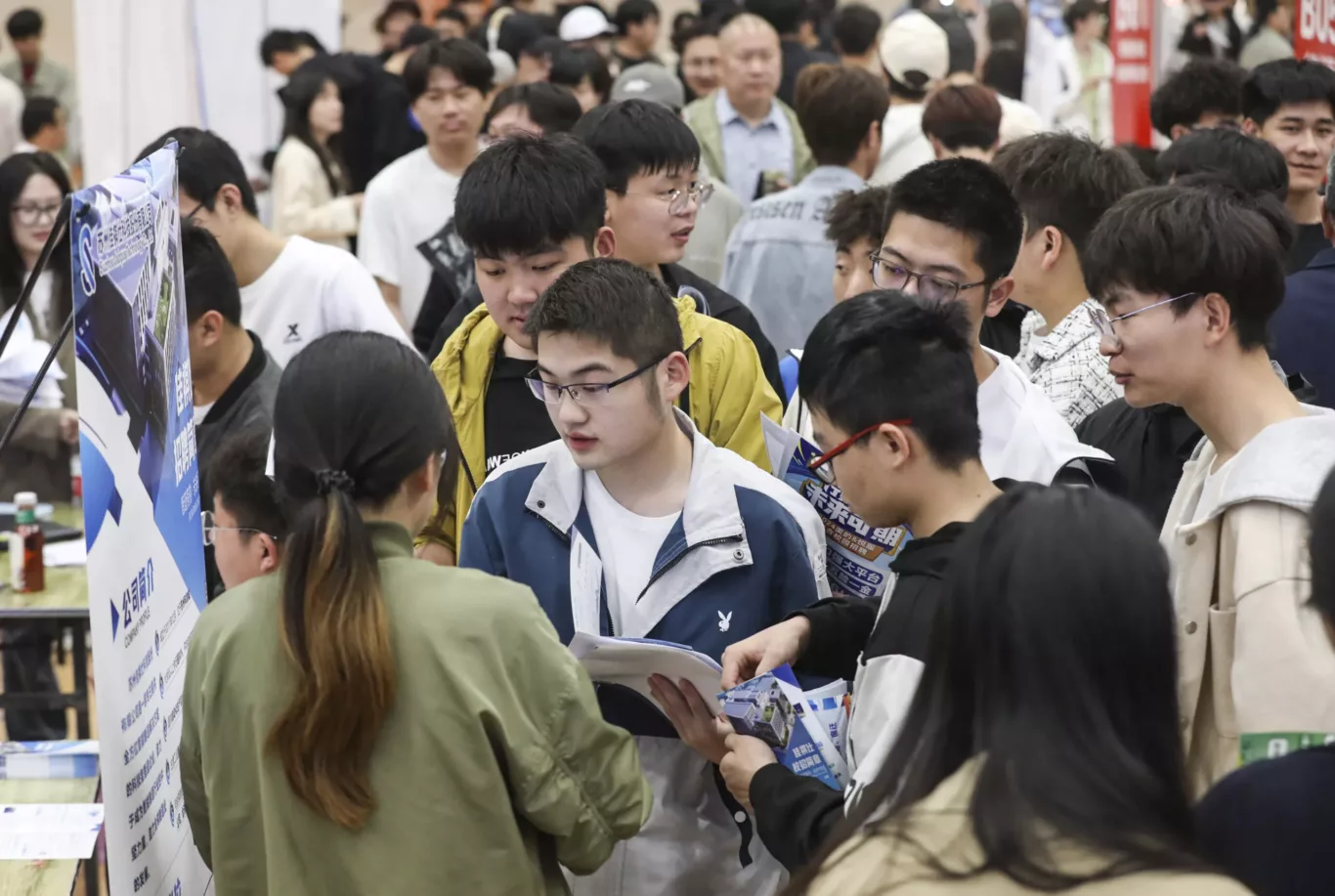 College students are choosing positions at a campus job fair in Huai'an, China, 27 April 2024 (Photo: by CFOTO via Reuters).