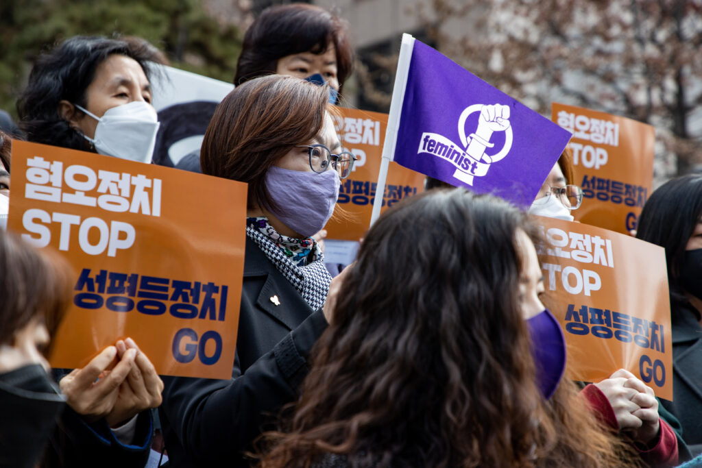 The 2022 feminist sovereign action holds a press conference in front of the Seoul Finance Center, Seoul, South Korea, 11 March 2022 (Photo by NurPhoto via Reuters/Chris Jung).